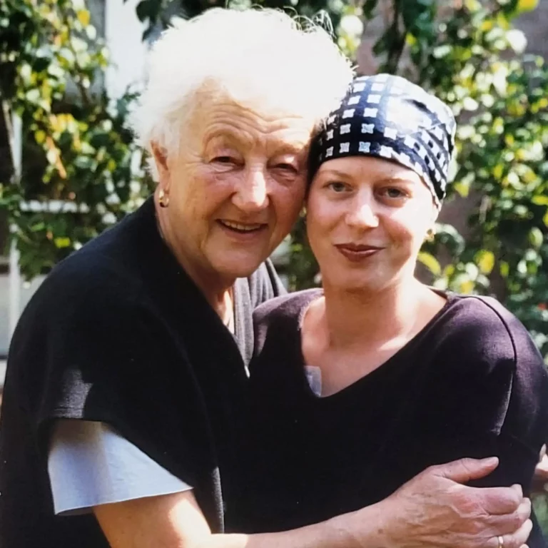 Silke zusammen mit ihrer Oma
