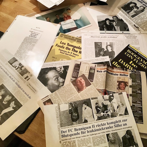 Ein Stapel Zeitungsausschnitte zeigt die große Hilfsbereitschaft für Silke