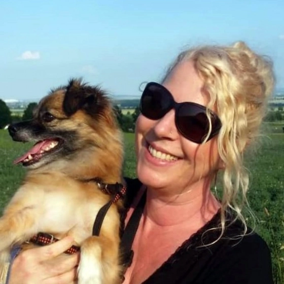 Silke zusammen mit ihrem Hund 2022