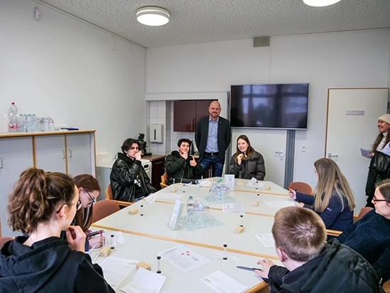 Oberstufenkoordinator Andreas Glück und einige Oberstufenschüler:innen bei der Typisierung