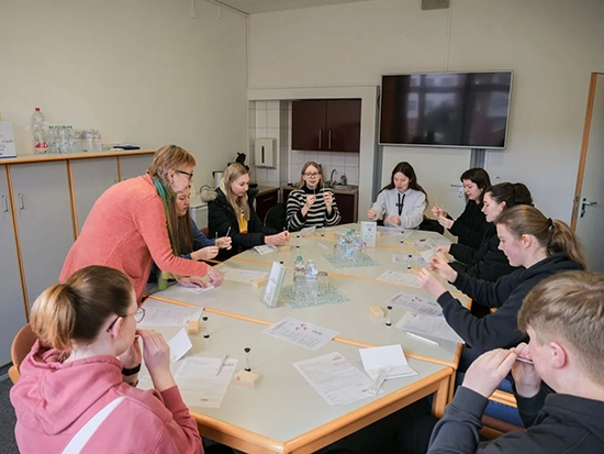 Das Team vom NKR zeigt den Schüler:innen, wie eine Typisierung funktioniert