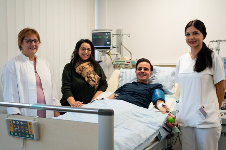Auf dem Foto v. l.: Dr. Lilia Goudeva, Oberärztin an der MHH, Ehefrau Magda Provenzano, Bürgermeister Claudio Provenzano, Hakime Kahraman, Medizinische Fachangestellte der MHH