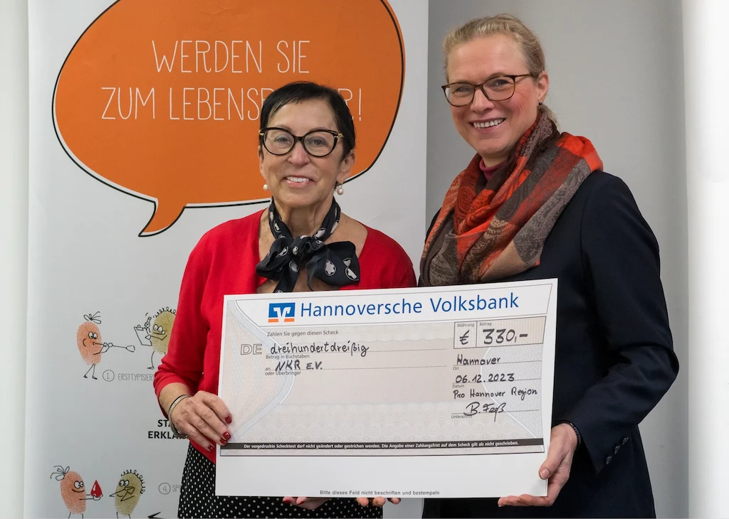 Dr. Robin-Winn vom NKR und Birgit Feeß von Pro Hannover Region bei der Spendencheck-Übergabe