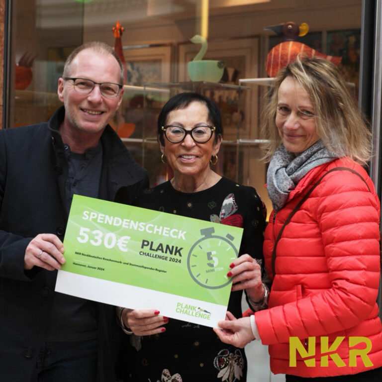 Übergabe des Spendenscheck durch Claudia und Frank Leinweber