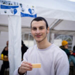 Jugendlicher mit Wattestäbchen für Typisierung