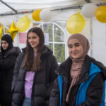 Gruppenbild junger Frauen im Zelt