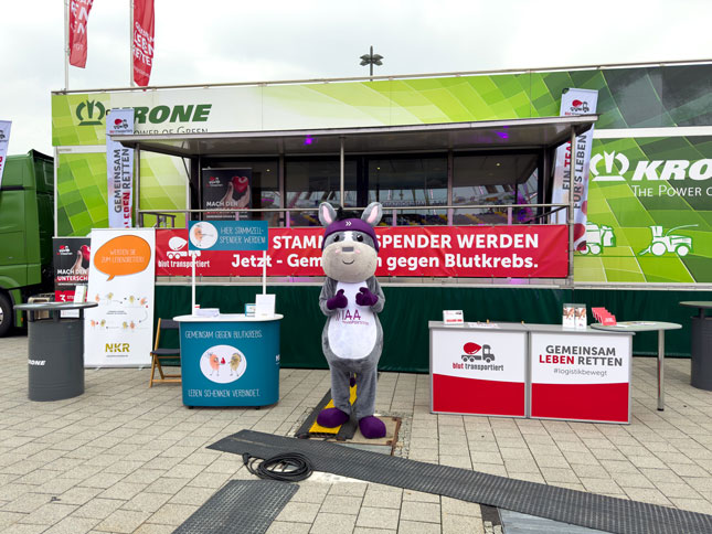 Showtrailer mit IAA Transportation Maskottchen TIAA
