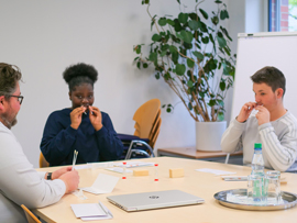 Patience und Niklas machen mit Wattestäbchen einen Abstrich der Wangenschleimhaut zur Typisierung