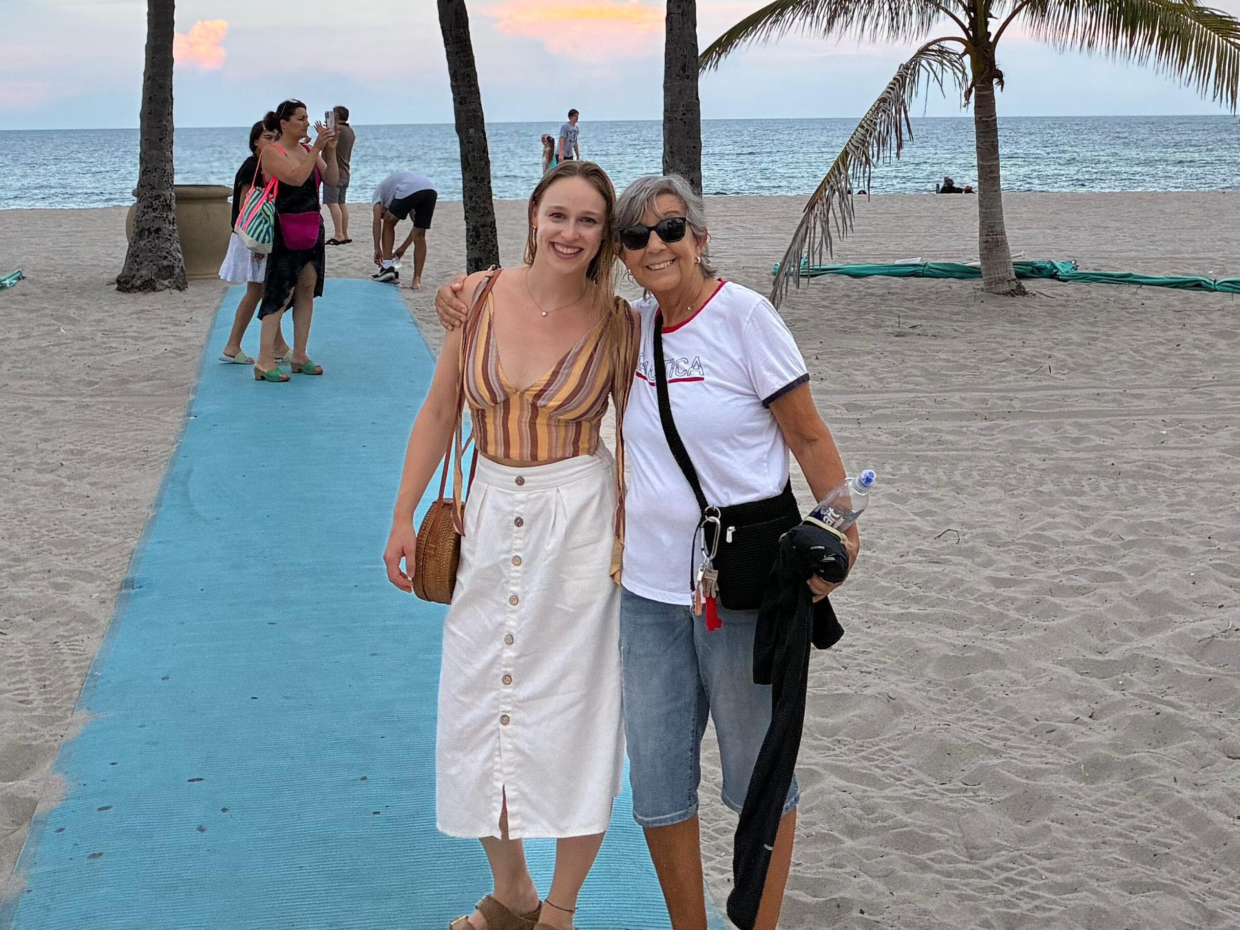 Zu sehen sind Vanessa und Elsa am Strand in Miami.