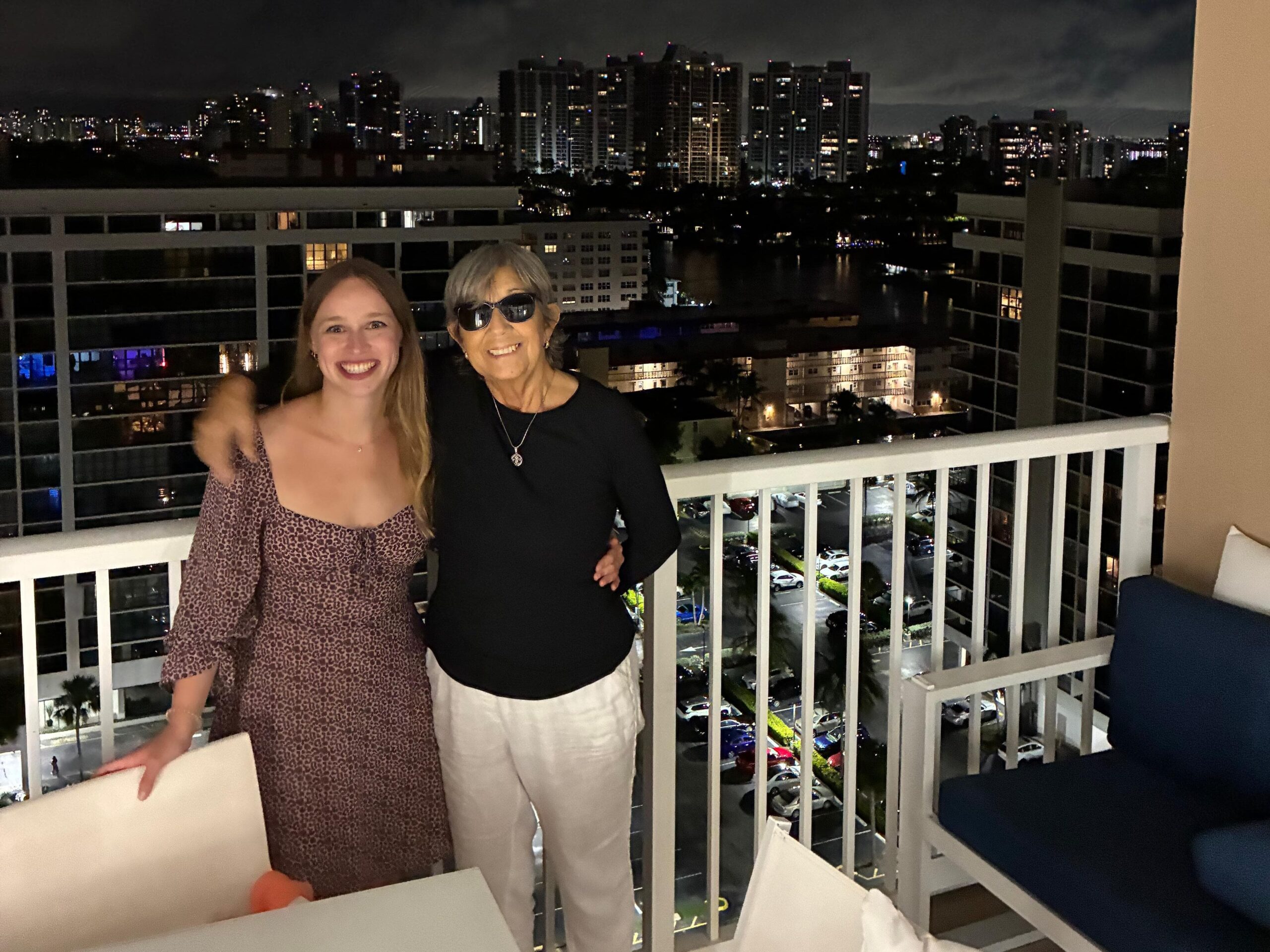 Vanessa und Elsa in Miami auf dem Balkon bei Nacht.